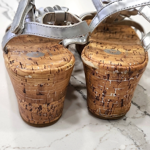 ✨ Silver Platform Wedges | Girls Size 4 | Cork Heel with Rhinestone Flowers - Picture 3 of 6